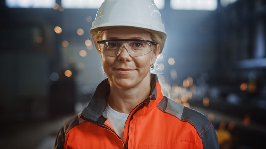 Portrait,Of,A,Professional,Heavy,Industry,Engineer,Worker,Wearing,Uniform,